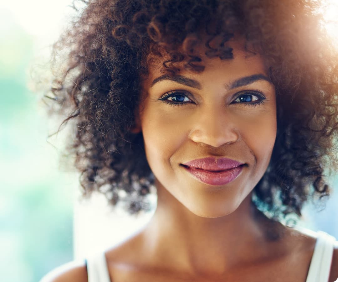 Cliente satisfecha y sonriente por su servicios de contabilidad en Panamá