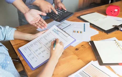 Equipo de trabajo con gráficos de deducciones fiscales