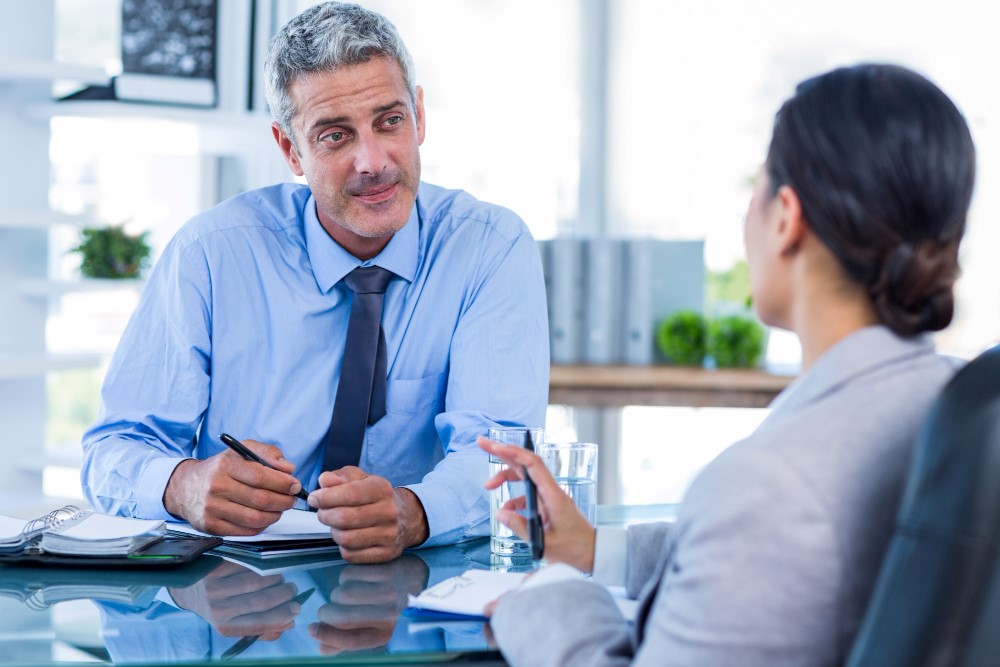 Dos personas hablando sobre los aspectos legales empresariales panama