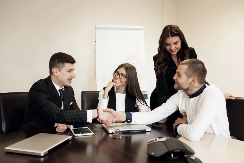 equipo de auditoria financiera en reunión