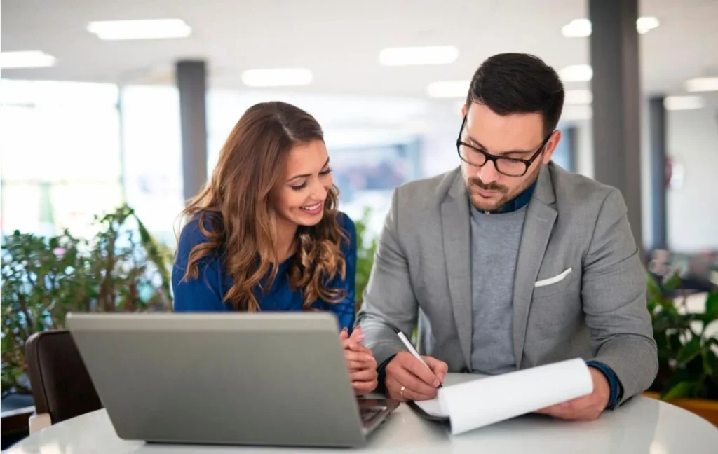 mujer y hombre hablando de la gestión de planilla