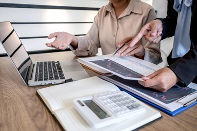 Personas preparando la declaración jurada de renta