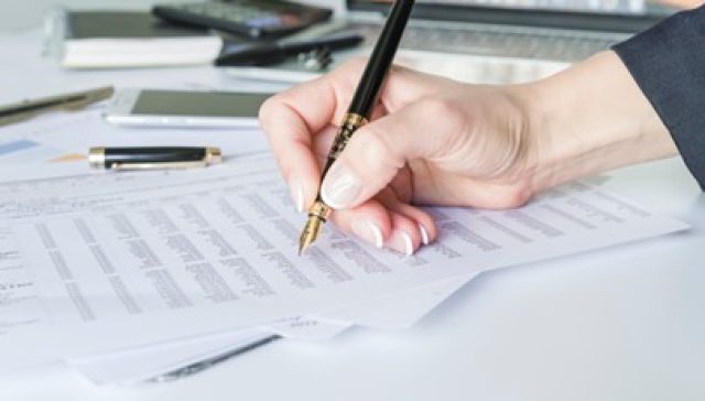 Persona preparando la declaración jurada de renta