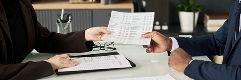 Personas preparando la declaración jurada de renta