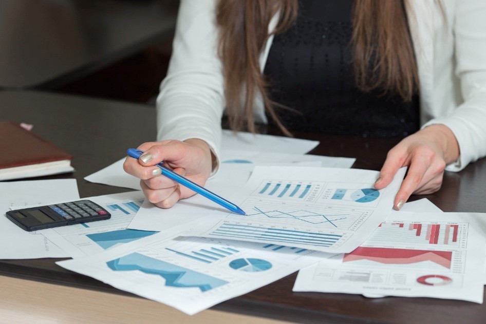 Mujer en auditoría contable