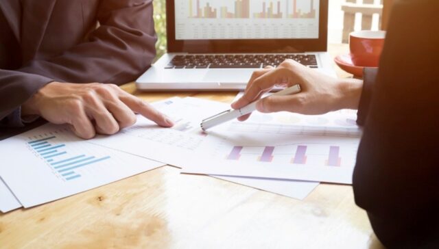 Dos personas en auditoría contable