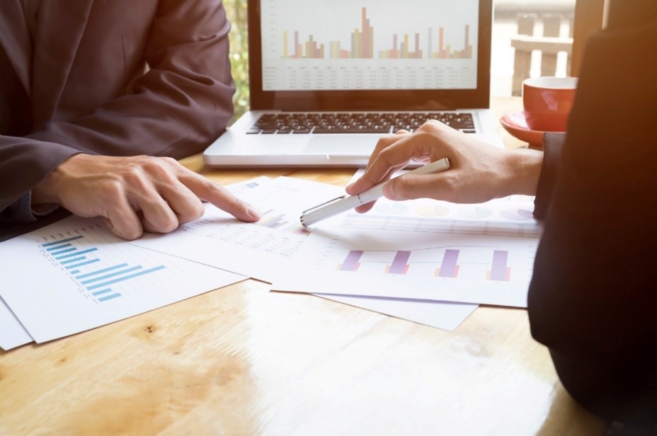 Dos personas en auditoría contable