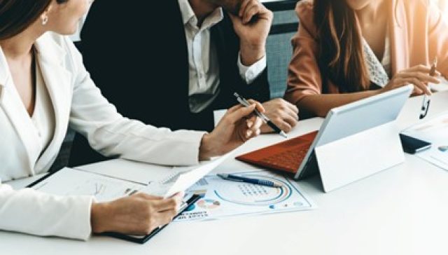 Trabajadores en consultoría empresarial