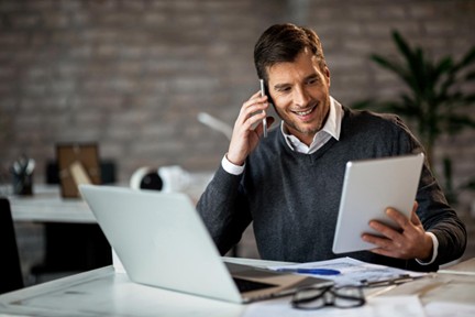 Hombre trabajando en firma contable
