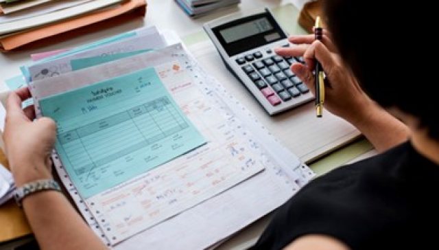 Mujer evaluando devolución impuestos Panamá