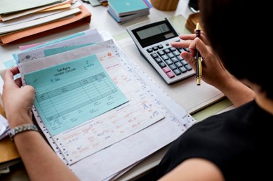 Mujer evaluando devolución impuestos Panamá